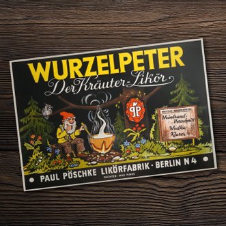Ein fröhlicher Zwerg sitzt im Wald und rührt in einem Kessel, während ein Kräuterlikör über dem Feuer köchelt.