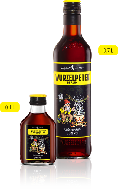 Zwei Flaschen des Kräuterlikörs Wurzelpeter stehen nebeneinander, eine große und eine kleine, beide mit bunten Etiketten.